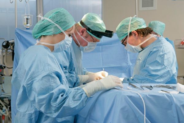 Šetření v praxi? Pacienti si mnohde třeba déle počkají na plánované operace.