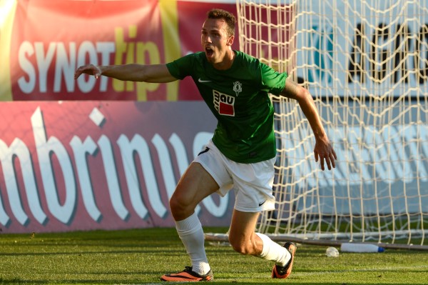Jablonecký fotbalista Jan Vošahlík se raduje z rozhodujícího gólu.