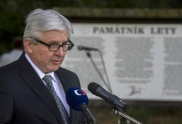 Premiér Jiří Rusnok u Památníku v Letech. Premiér Jiří Rusnok u Památníku v Letech.