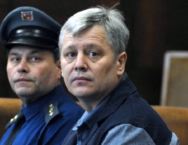 Zakladatel vytunelované společnosti H-System Petr Smetka u soudu i s doprovodem. Zakladatel vytunelované společnosti H-System Petr Smetka u soudu i s doprovodem.
