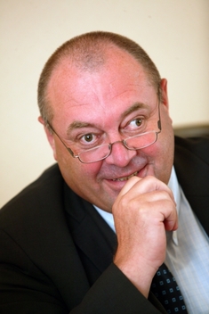 Ministr práce František Koníček.