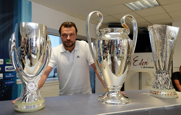 Tomáš Ujfaluši s trofejemi pro vítěze Superpoháru, Ligy mistrů a Evropské ligy. 
