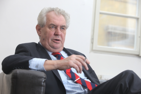 Prezident Miloš Zeman má snížit počet cigaret ze 40 denně na polovinu. Prezident Miloš Zeman má snížit počet cigaret ze 40 denně na polovinu.