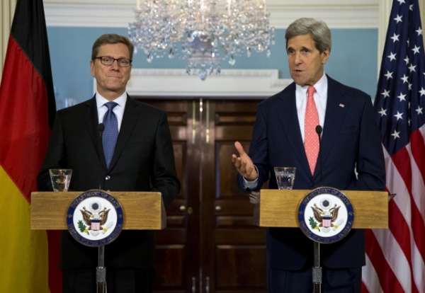 Německý ministr zahraničí Guido Westerwelle a jeho americký protějšek John Kerry.