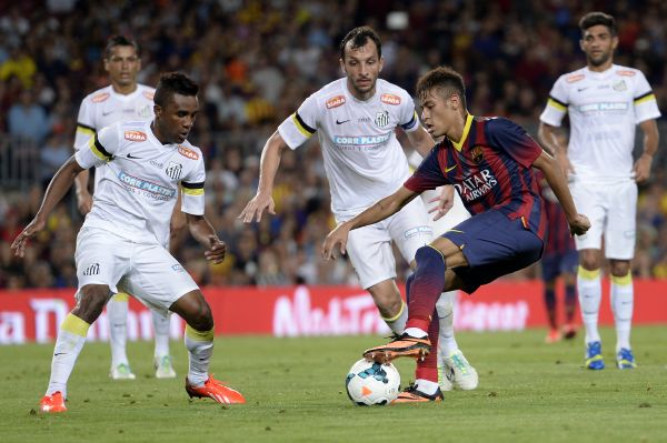 Nová posila Barcelony Neymar proti "svým". Nová posila Barcelony Neymar proti "svým".