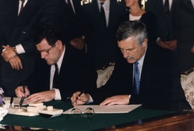 Dva muži stojící u rozdělení Československa na konci roku 1992.
