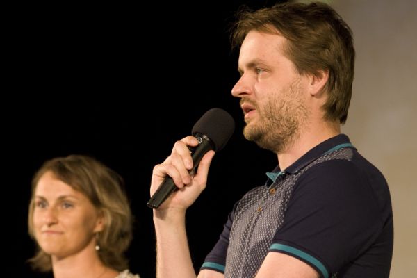 Hlavní dramaturg Letní filmové školy Jan Jílek na pódiu s ředitelkou festivalu Radanou Korenou.