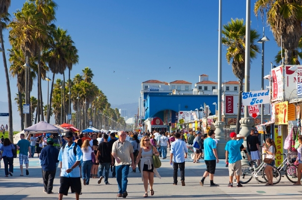 Promenáda na populární pláži Venice Beach v Los Angeles. Promenáda na populární pláži Venice Beach v Los Angeles.