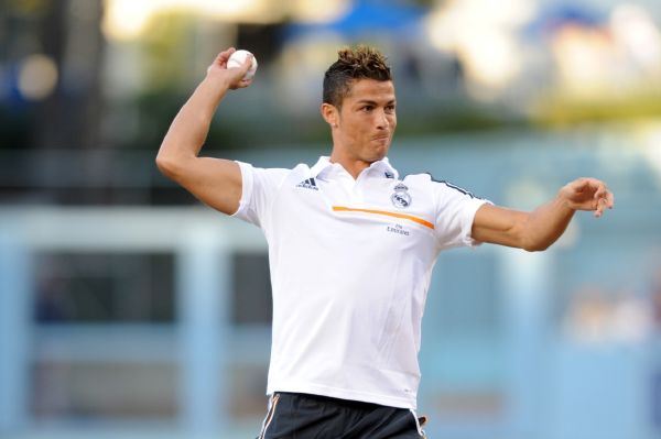 Portugalský záložník Cristiano Ronaldo při slavnostním nadhozu. Portugalský záložník Cristiano Ronaldo při slavnostním nadhozu.
