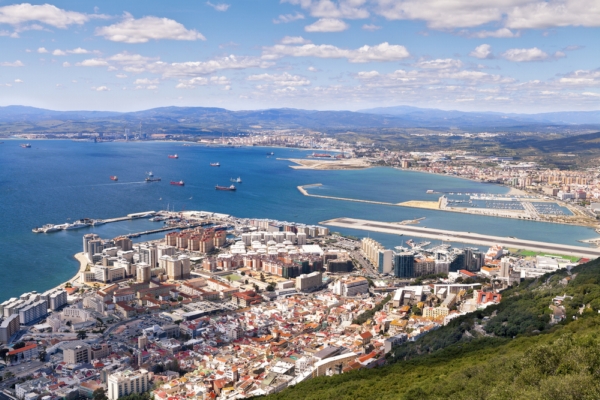 Gibraltar-britská kolonie na jihu Pyrenejského poloostrova. Gibraltar-britská kolonie na jihu Pyrenejského poloostrova.