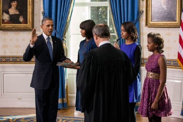 Obama skládá podruhé přísahu jako prezident . Po boku manželka Michele. 