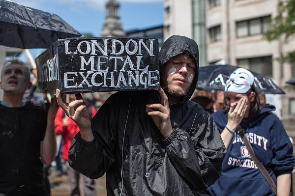 V Londýně protestují aktivisté proti druhé žalované, burze kovů London Metal Exchange. V Londýně protestují aktivisté proti druhé žalované, burze kovů London Metal Exchange.
