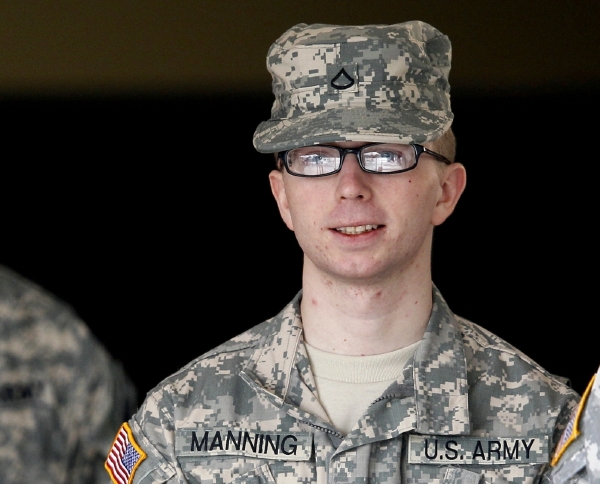 Většinou usměvavý Manning, třebaže mu hrozí doživotní vězení.