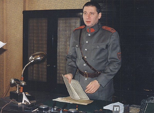 V díle Směšný vrah komplikují odhalení příčiny smrti krásné mladé ženy propletené vztahy v rodině velkouzenáře i tajemný obdivovatel žen. V díle Směšný vrah komplikují odhalení příčiny smrti krásné mladé ženy propletené vztahy v rodině velkouzenáře i tajemný obdivovatel žen.