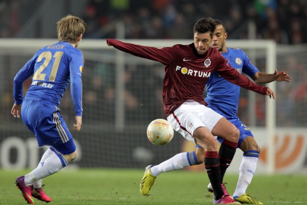 Sparta s prodejem útočníka Václava Kadlece (uprostřed) stále váhá.