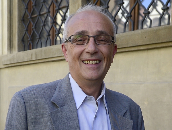 Ředitel Národního divadla Jan Burian jde na schůzku s ministrem Balvínem. Ředitel Národního divadla Jan Burian jde na schůzku s ministrem Balvínem.