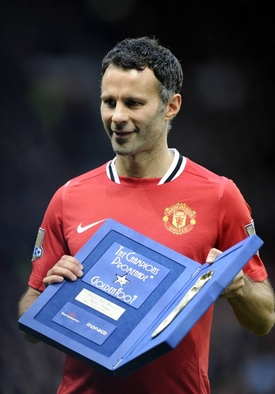 Ryan Giggs s jedním z mnoha ocenění.