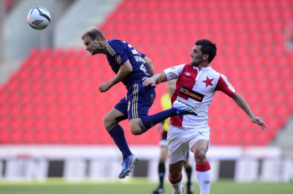 Útočník Slavie Martin Fenin (vpravo) v souboji olomouckým obráncem Vlastimilem Vidličkou.