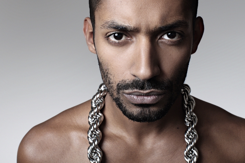 Yemi A.D. pracoval na svém prvním albu rok a půl. Yemi A.D. pracoval na svém prvním albu rok a půl.