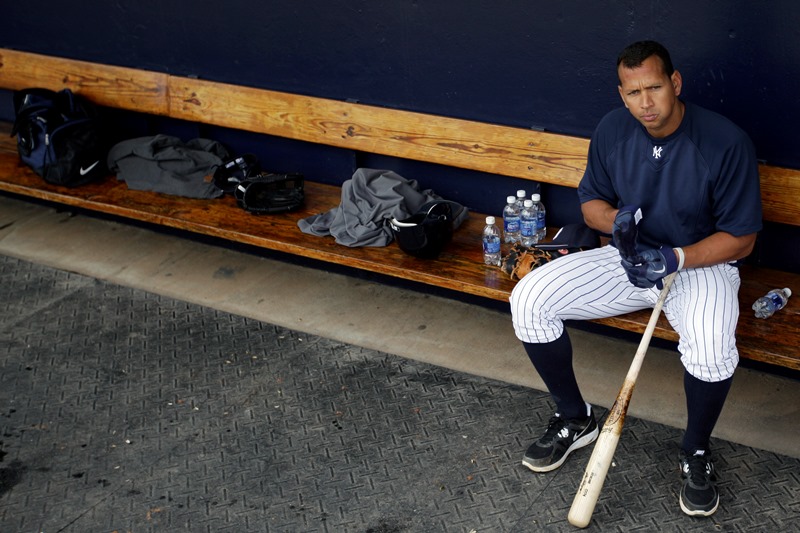 Jen několik hodin poté, co dostal rekordní distanc na 211 zápasů za doping, absolvoval hvězdný baseballista Alex Rodriguez svůj první letošní zápas v MLB. Jen několik hodin poté, co dostal rekordní distanc na 211 zápasů za doping, absolvoval hvězdný baseballista Alex Rodriguez svůj první letošní zápas v MLB.