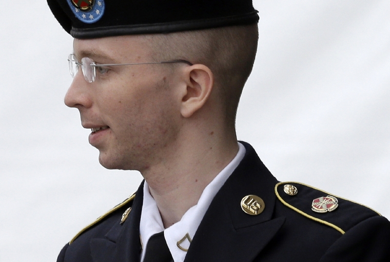 Vojín Bradley Manning byl obviněn z trestného činu napomáhání nepříteli. Vojín Bradley Manning byl obviněn z trestného činu napomáhání nepříteli.