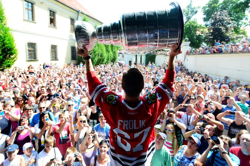 Michael Frolík rozjel oslavy se slavným Stanley Cupem.
