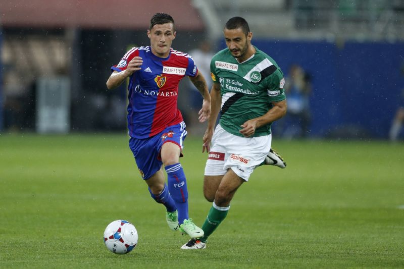 Fotbalisté Basileje si v divokém zápasu v Izraeli zajistili postup.