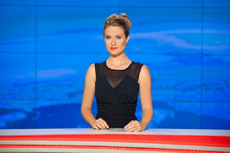 Nepřetržitým zpravodajstvím bude provázet moderátorka Emma Smetana, která bude obě témata ve studiu rozebírat s mnohými hosty a experty. Nepřetržitým zpravodajstvím bude provázet moderátorka Emma Smetana, která bude obě témata ve studiu rozebírat s mnohými hosty a experty.