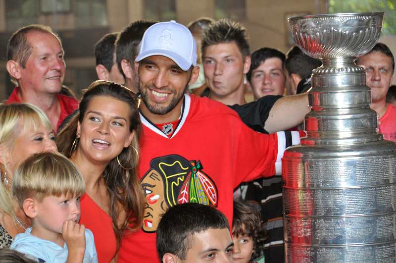 Michal Rozsíval s pohárem pro vítěze NHL.
