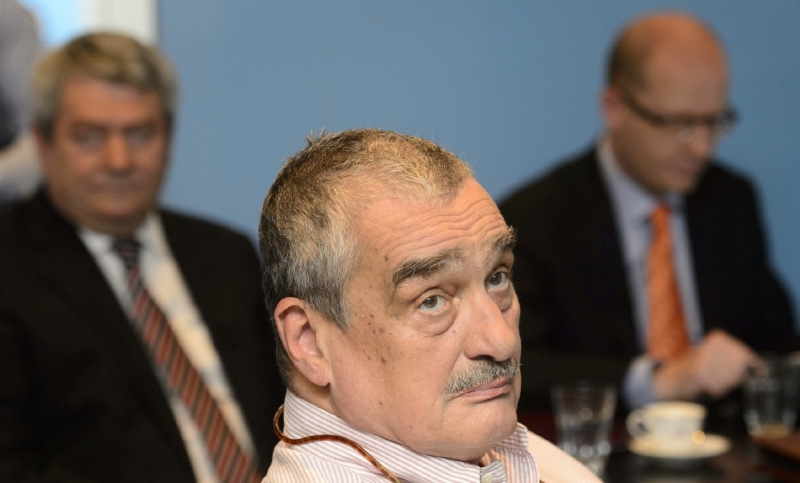 Představitelé stran, které budou hlasovat pro rozpuštění Sněmovny: K. Schwarzenberg (uprostřed), V. Filip (vlevo) a B. Sobotka (vpravo)