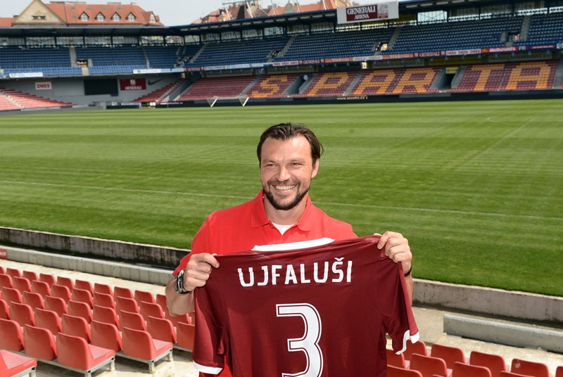 Tomáš Ujfaluši ve svém novém fotbalovém domově. Tomáš Ujfaluši ve svém novém fotbalovém domově.