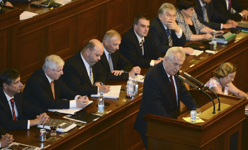 Úřednická vláda neuspěla, Miloš Zeman na tom tratí.