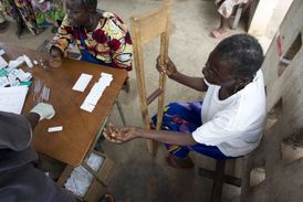 Malárie trápí především Afričany, snímek pochází z nemocnice, kde se léčbou onemocnění zabývají.