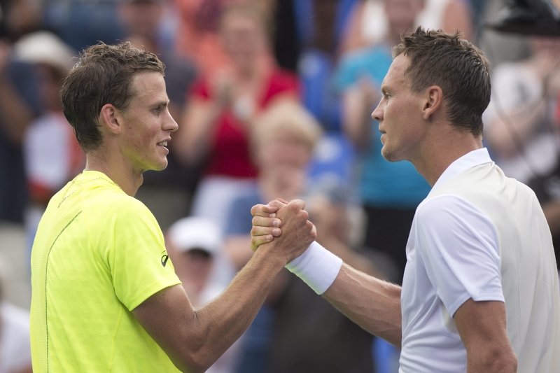 Vasek Pospisil (vlevo) porazil v Montrealu i Tomáše Berdycha.