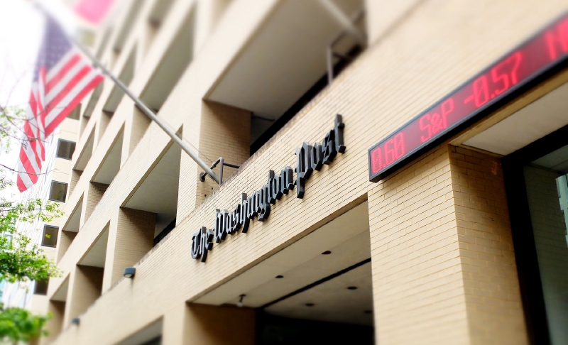 Čínská média naletěla na vtip, podle kterého Jeff Bezos koupil The Washington Post omylem.