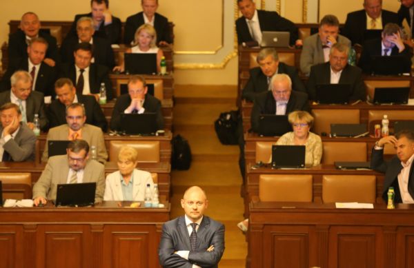 Poslanci se obávají, že do rozpouštění sněmovny zasáhnou kmotři.