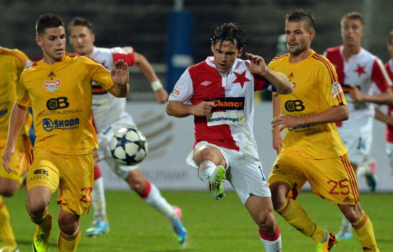 Zleva Ondřej Vrzal z Dukly, hrdina utkání Karol Kisel ze Slavie a Luboš Kalouda z Dukly. Zleva Ondřej Vrzal z Dukly, hrdina utkání Karol Kisel ze Slavie a Luboš Kalouda z Dukly.