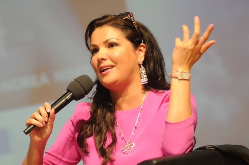 Ruská operní pěvkyně Anna Netrebko podpořila homosexuály. Ruská operní pěvkyně Anna Netrebko podpořila homosexuály.