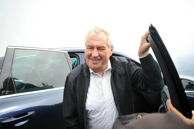 Prezident Miloš Zeman nebude odkládat podpis rozhodnutí o rozpuštění Poslanecké sněmovny. Prezident Miloš Zeman nebude odkládat podpis rozhodnutí o rozpuštění Poslanecké sněmovny.