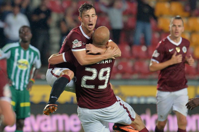 Lukáš Vácha a střelec Roman Bednář (zády) ze Sparty se radují z gólu.