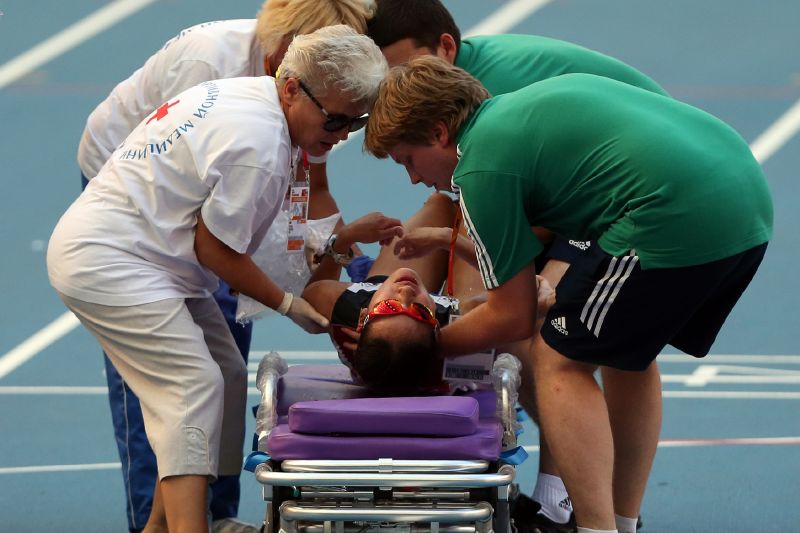 Zranění ukrajinské diskařky nebylo jediným momentem, kdy zasahovala na stadionu přítomná lékařská služba. Takto se postarala o korejskou závodnici Hye-Song Kim. Zranění ukrajinské diskařky nebylo jediným momentem, kdy zasahovala na stadionu přítomná lékařská služba. Takto se postarala o korejskou závodnici Hye-Song Kim.