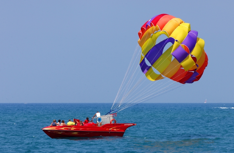 Oblíbené zpestření letní dovolené parasailing má i svoje rizika (ilustrační foto). Oblíbené zpestření letní dovolené parasailing má i svoje rizika (ilustrační foto).