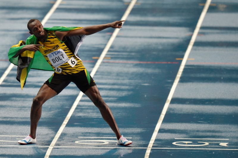 Mistr světa v běhu na 100 metrů Usain Bolt chtěl moskevským divákům předvést ve finále mistrovství světa lepší čas než 9,77 sekundy, ale déšť nad Lužnikami mu to nedovolil. Mistr světa v běhu na 100 metrů Usain Bolt chtěl moskevským divákům předvést ve finále mistrovství světa lepší čas než 9,77 sekundy, ale déšť nad Lužnikami mu to nedovolil.