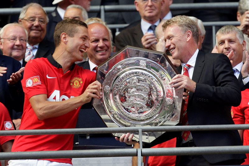 Kapitán United Nemanja Vidič (vlevo) i manažer David Moyes (vpravo) tvrdí, že Wayne Rooney zůstane v Manchesteru. Kapitán United Nemanja Vidič (vlevo) i manažer David Moyes (vpravo) tvrdí, že Wayne Rooney zůstane v Manchesteru.