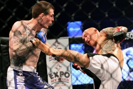 Tvrdé kopy, drsné údery, krev. To všechno k světu MMA neodmyslitelně patří.