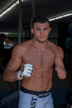 Nick Newell poráží soupeře a sní o bojích v drsné UFC. Absence levé ruky pro něj není překážkou.
