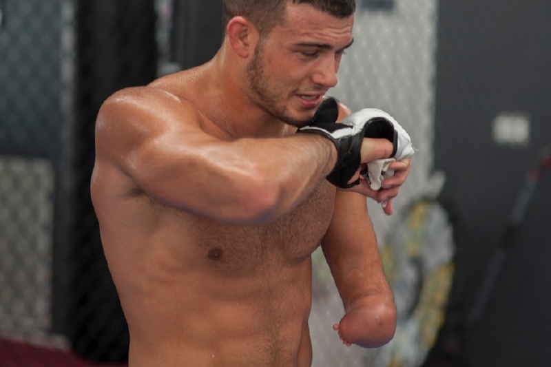 Nick Newell drtí soupeře jednou rukou. A zůstává neporažený.