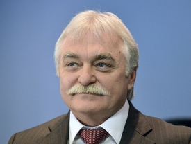 Ten návrh říká, že kdo chce žádat o podporu, o dotaci od 1. 1. 2014, tak musí předložit transparentní vlastnictví, vysvětlil jeho iniciátor Milan Urban (ČSSD).