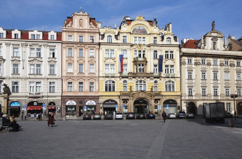Ministerstvo pro místní rozvoj bylo obviněno z nehospodárnosti (budova uprostřed s prapory).