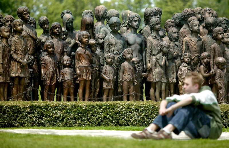 Uchytilová pracovala na pomníku 82 lidických dětí bez objednávky, z vlastního popudu, a to až do své smrti v roce 1989. Její manžel tvrdí, že bez něho by sousoší nikdy nevzniklo. Uchytilová pracovala na pomníku 82 lidických dětí bez objednávky, z vlastního popudu, a to až do své smrti v roce 1989. Její manžel tvrdí, že bez něho by sousoší nikdy nevzniklo.